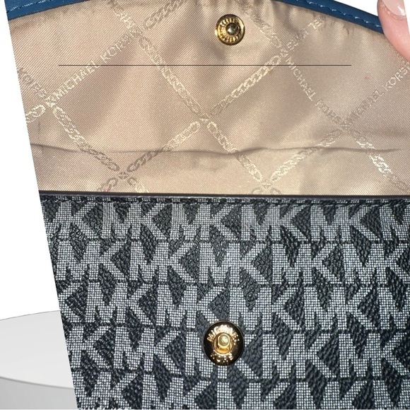 The Limited Edition Graphite/Grey Michael Kors Eva Tote with Coordinated Pouch! - Picture 8 of 15